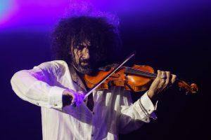 Ara Malikian interpreta al violín durante la gira Intruso